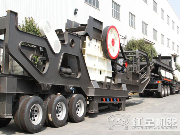 鄂破移動(dòng)破碎機(jī)，為粗碎而生，破碎比大，使用壽命長(zhǎng)