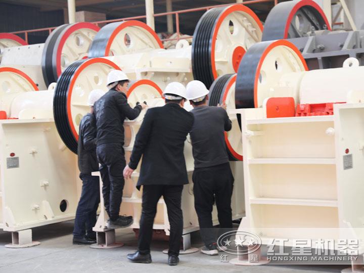 用戶到場參觀鄂式碎石頭機，查看細節(jié)